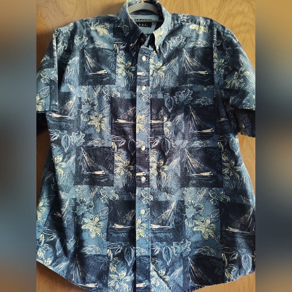 TRADER BAY Men's Button Up Hawaiian Shirt. Size Large. Short Sleeves.